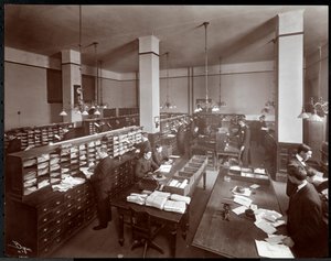 Unga män som arbetar i ett postrum på Metropolitan Life Insurance Co. på 23rd Street och Madison Avenue, New York, 1907 (silvergelatintryck)